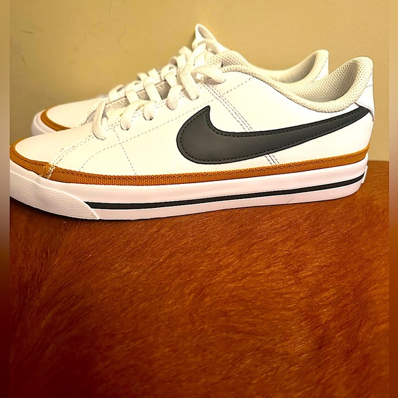 **** KIDS 5 WOMEN’S 7 *****
New Nike white AB’s - Picture 1 of 4